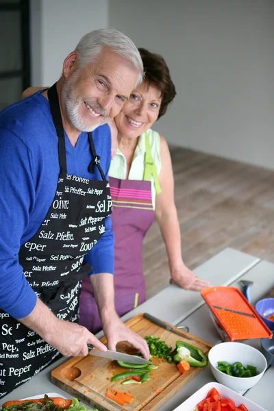 Senior pareja cocinar — Foto de Stock