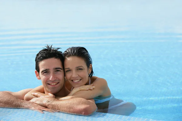 Tillgiven par i poolen — Stockfoto