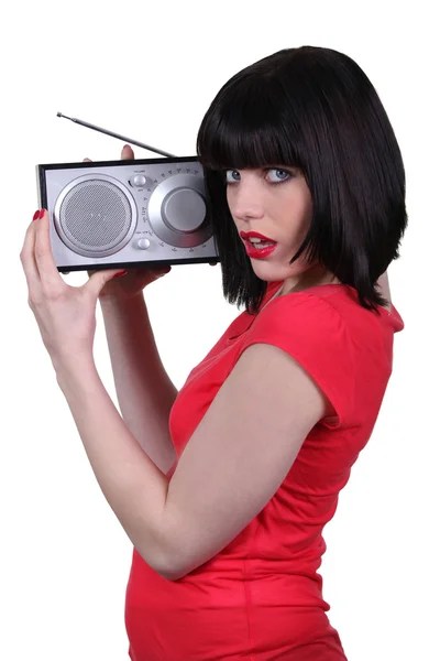 Κυρία στο κόκκινο ακούγοντας ραδιόφωνο — Φωτογραφία Αρχείου