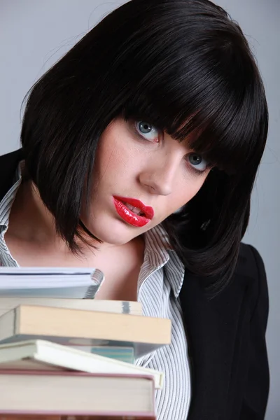 Brunette vrouw met stapel boeken — Stockfoto