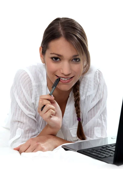 노트북 컴퓨터를 사용하는 여자 — 스톡 사진