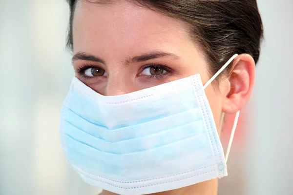 Verpleegkundige dragen chirurgische masker — Stockfoto