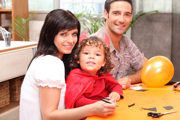 Een familie halloween voorbereidingen. — Stockfoto