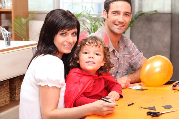 Uma família a fazer preparativos para o Halloween . — Fotografia de Stock