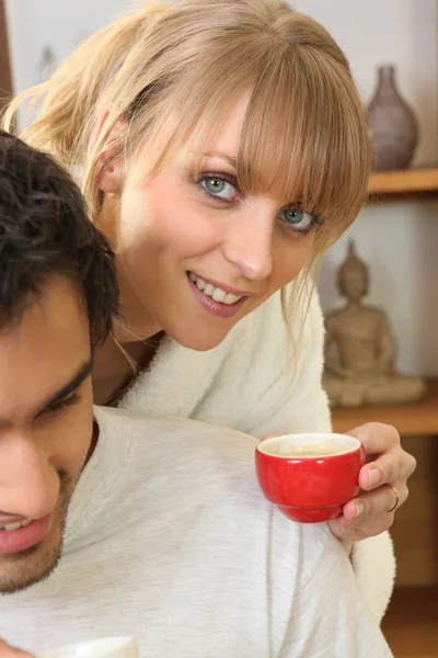 Frau trinkt Kaffee neben Ehemann — Stockfoto