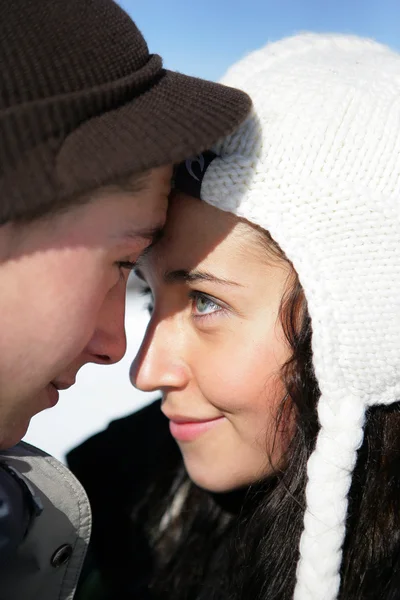 Jonge liefde in de winter — Stockfoto