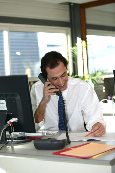 Üzletember jegyzetelt, miközben a telefon — Stock Fotó