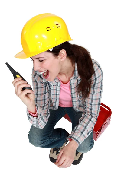 Frau sitzt mit Radio in der Hand auf Werkzeugkiste — Stockfoto