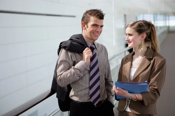 Twee collega's flirten in de gang — Stockfoto