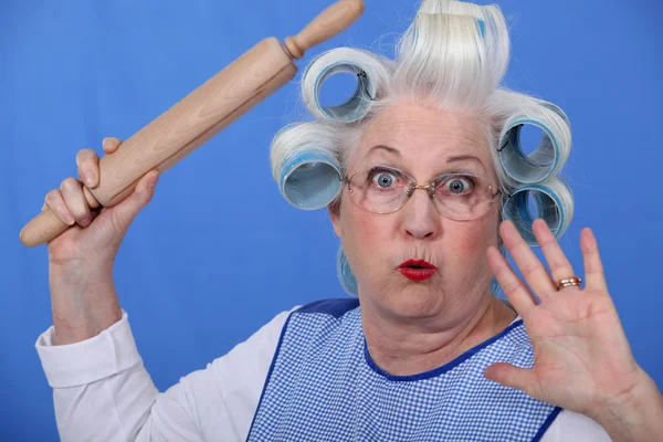 Velha senhora assustada com rolos de cabelo — Fotografia de Stock