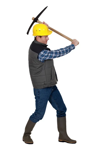 Handwerker, der mit einem Spitzhacken arbeitet — Stockfoto
