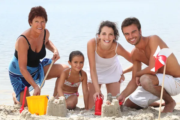 在海滩上玩的家庭 — 图库照片