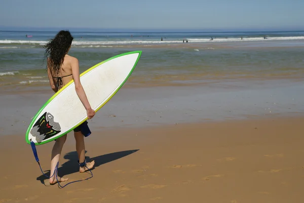 Kobieta, surfing — Zdjęcie stockowe