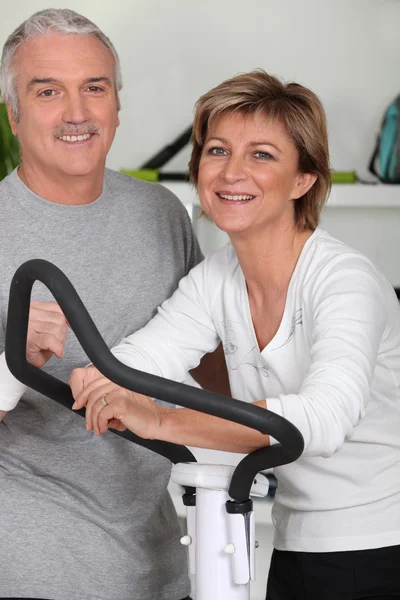 Man and woman doing cross trainer — Stock Photo, Image