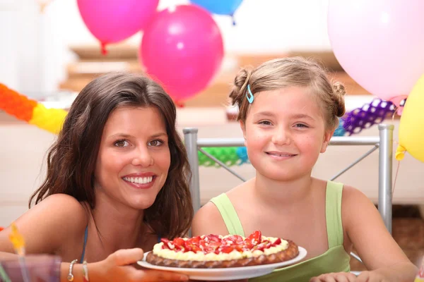 Vidám nő és kislány ünnepli születésnapját — Stock Fotó