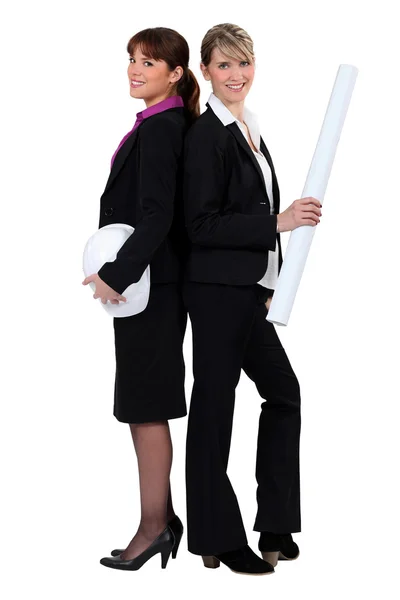 Due architetti donne in piedi schiena contro schiena — Foto Stock