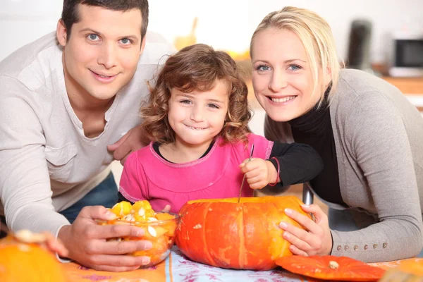 A family carving a pumpkin. — Stock Photo, Image