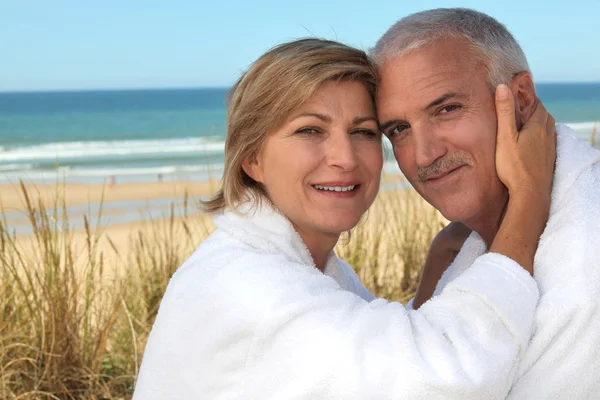 Ένα χαριτωμένο μέση ηλικία ζευγάρι στην παραλία. — Φωτογραφία Αρχείου
