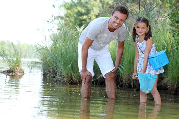 女儿和她的父亲在一条河里钓鱼 — 图库照片