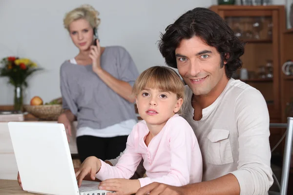 Família na cozinha com laptop — Fotografia de Stock