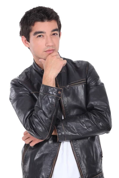 Portret młodego mężczyzny ze skórzaną kurtkę — Zdjęcie stockowe