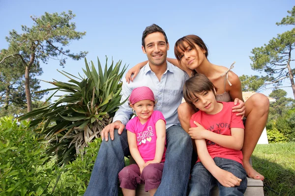 Jeune famille dans le jardin — Photo