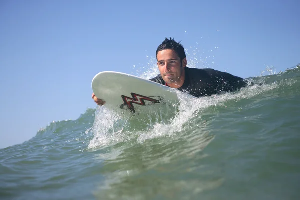 Surfer jazda na fali — Zdjęcie stockowe