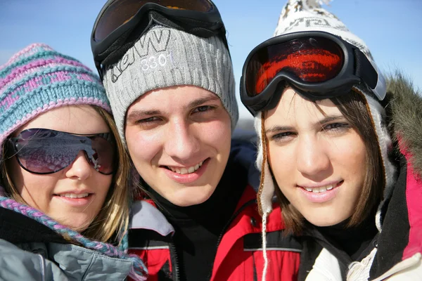 Three teenagers on a ski vacation — Stock Photo, Image