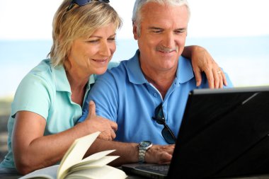 Couple sending e-mail clipart