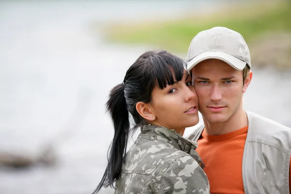 Una pareja disfrutando de un día junto al lago — Foto de Stock
