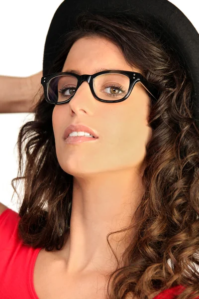 Portrait de femme avec lunettes de soleil et un chapeau — Photo