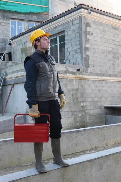建設現場で、屋外の若い職人 — ストック写真