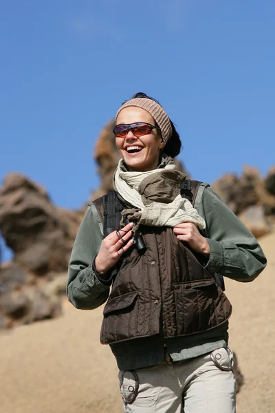 Donna escursionista sorridente — Foto Stock