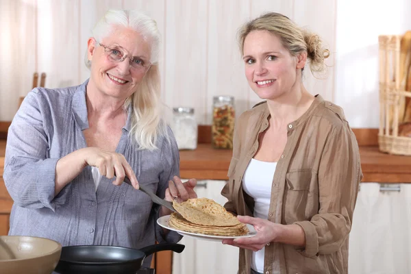 制作煎饼的妇女 — 图库照片