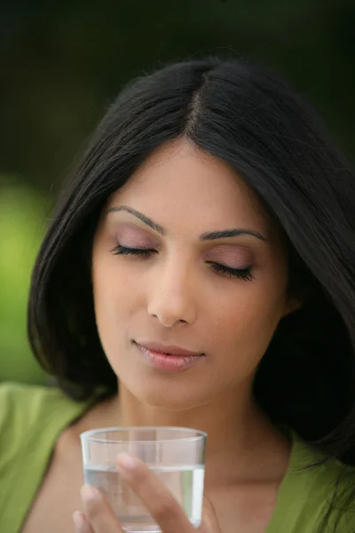 Ινδική γυναίκα πίνοντας ένα ποτήρι νερό — Φωτογραφία Αρχείου