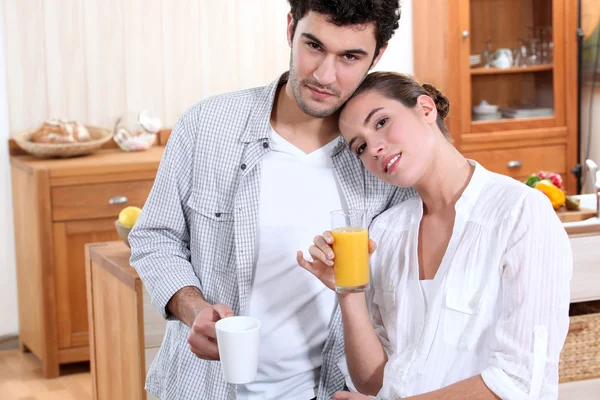 Sympatyczna para o rano pije. — Zdjęcie stockowe