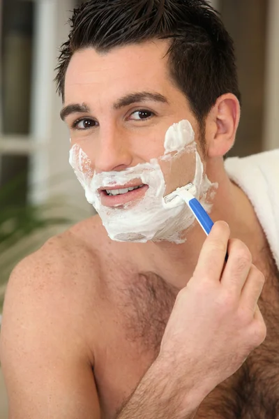 Mann rasiert sich das Gesicht — Stockfoto
