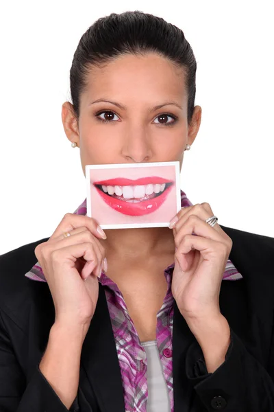 Femme tenant une photo de lèvres à sa bouche — Photo