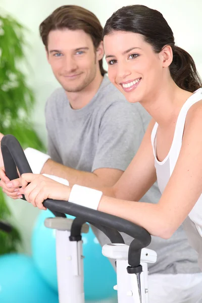 Couple working out together at the gym — Stock Photo, Image