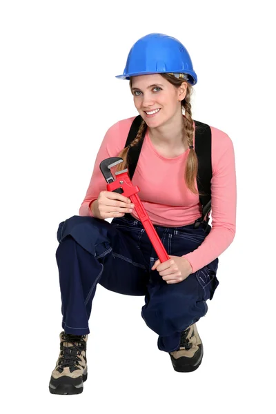 Uma trabalhadora de construção feminina ajoelhada . — Fotografia de Stock