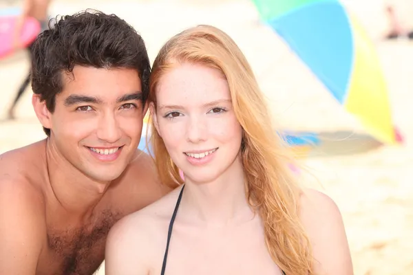 Молодая пара на пляже — стоковое фото