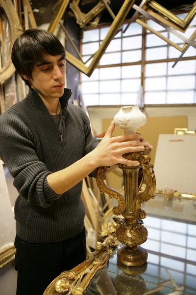 Homem construindo uma lâmpada ornamental — Fotografia de Stock