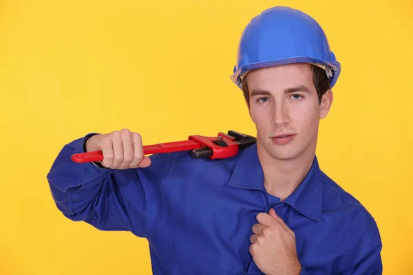 Junger Handwerker mit Schraubenschlüssel — Stockfoto