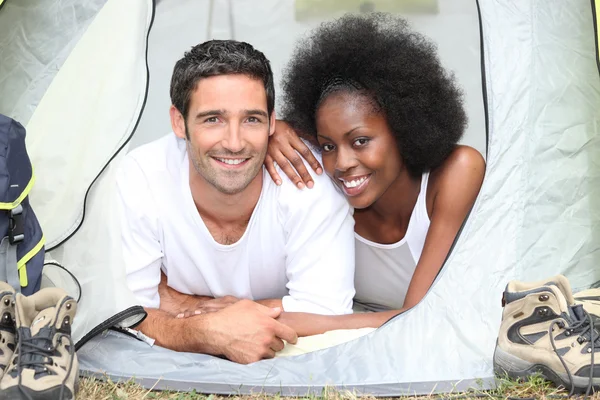 Couple camping together — Stock Photo, Image
