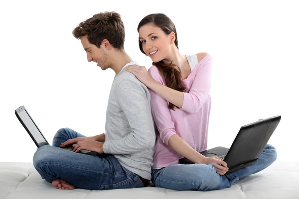 Paar auf der Couch hat Spaß am Computer — Stockfoto