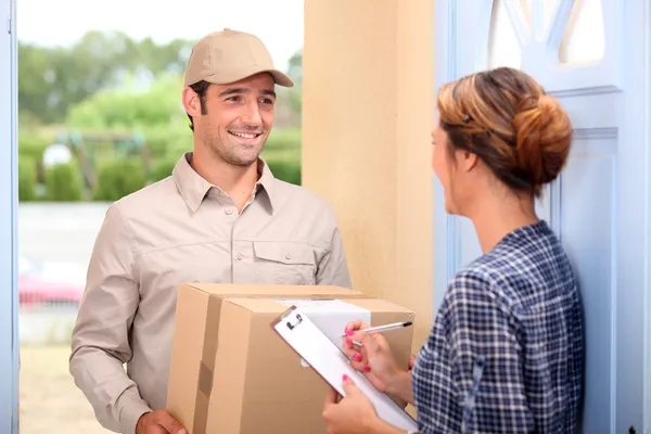 Courier delivering a parcel — Stock Photo, Image