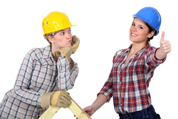 Zwei Handwerkerinnen arbeiten zusammen — Stockfoto
