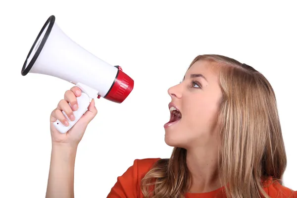 Estúdio tiro de uma menina gritando em um megafone — Fotografia de Stock
