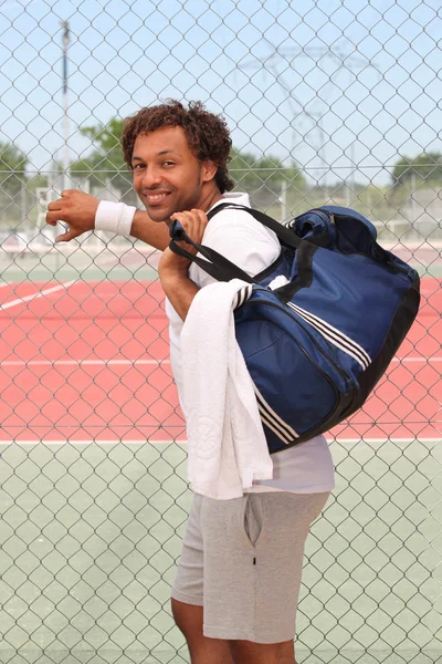 Jogador de tênis com saco — Fotografia de Stock
