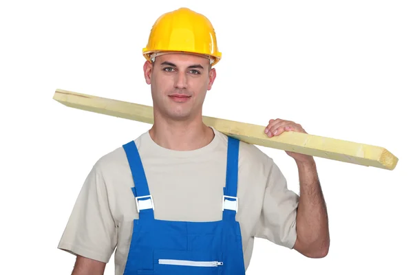Handwerker mit einem Brett auf der Schulter — Stockfoto